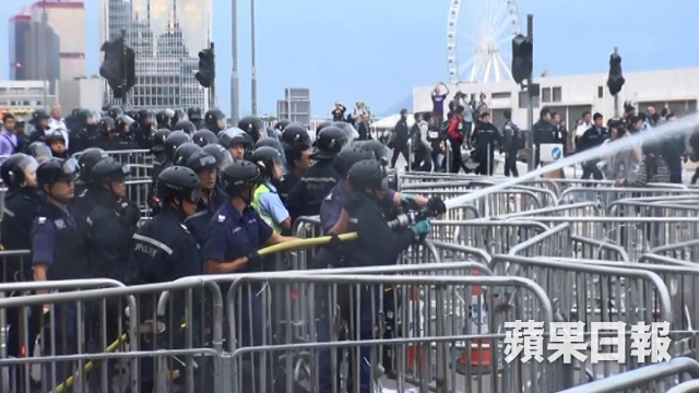 Police drenching water at Lung Wo Road on 1 December 2014. 